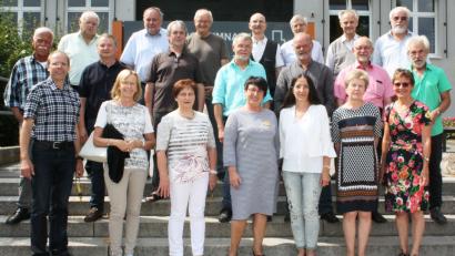 Bild: lg
Die Lehrkräfte Josef Biebl (mittlere Reihe, rechts) und Ulrich Wohlgemuth (mittlere Reihe, Dritter von rechts) luden ihre Mitschüler des Abiturjahrgangs 1974 zu einem "außerplanmäßigen" Klassentreffen ans OGO ein. Auch einige Lehrer von einst nahmen daran teil.