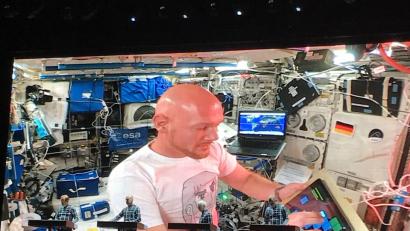 Bild: we
Alexander Gerst mit musikalischen Grüßen aus dem All.