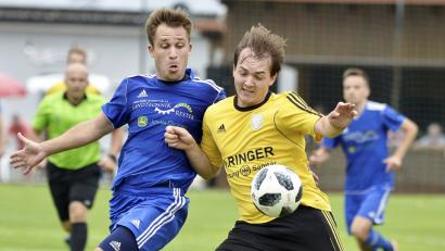 Bild: Hubert Ziegler
Ein rasanter Zweikampf zwischen dem Ensdorfer Verteidiger Matthias Dotzler (links) und dem Hahnbacher Torschützen Fabian Brewitzer.