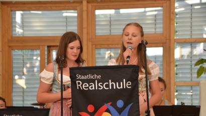 Bild: dob
Hannah Reil und Alexandra Jaworski (von links) hinterlassen als Sängerinnen bleibende Eindrücke bei der Abschlussfeier.