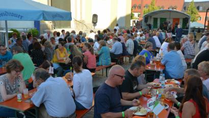 Bild: jr
Volles Haus am Freitagabend auf dem Kirchplatz, als das Team des Mehrgenerationenhauses wieder zum Irischen Abend eingeladen hatte. Die vielen Besucher genossen das irische Flair in einer herrlichen Sommernacht