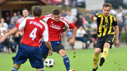 Bild: Alfred Schwarzmeier
Dieser Schuss des Grafenwöhrers Markus Kraus (rechts) verfehlt das Ziel, dennoch jubelte am Ende der Bezirksliga-Rückkehrer. Beim SV Kulmain gelang den Grafenwöhrern ein 2:1-Auftaktsieg.