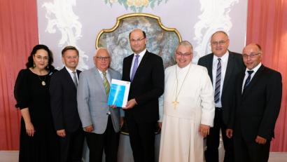 Bild: do
Nur strahlende Gesichter sind im Musiksaal des Klosters Speinshart zu sehen. Grund ist der Förderbescheid für die Erstellung einer Machbarkeitsstudie, die Strategien zum wirtschaftlichen Betrieb und zur künftigen Ausrichtung der Internationalen Begegnungsstätte aufzeigen soll. Unser Bild zeigt (von links) Sissy Thammer (Jugendfestspieltreffen Bayreuth), MdL Tobias Reiß, Georg Girisch, Chef des Fördervereins, Minister Albert Füracker, Abt Hermann Josef Kugler, Bezirkstags-Vizepräsident Lothar Höher und Bürgermeister Albert Nickl bei der offiziellen Übergabe.