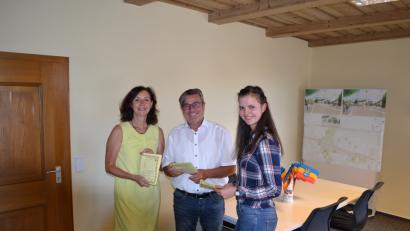 Bild: buc
Gabriele Buchbinder von der Tourismusinfo, Bürgermeister Reiner Gäbl und Praktikantin Freya Baier stellen das Ferienprogramm vor.