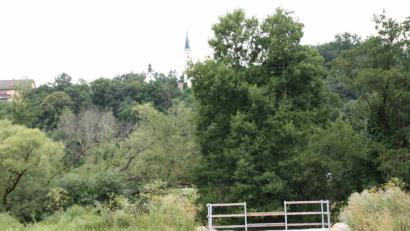 Bild: sam
An sich ist es eine Idylle hier am Lauf der Vils bei Rieden. Doch Unbekannte haben den behindertengerechten Angelplatz zerstört. Das Gelände wurde vollständig aus der Verankerung gerissen.