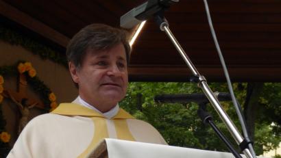 Bild: lz/bba
Professor Bertram Stubenrauch aus München hält die Festpredigt.auf dem Annaberg.