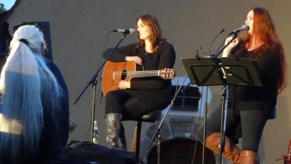 Bild: hou
Die „Raith-Schwestern und der Blaimer“ traten in Wolfring auf.