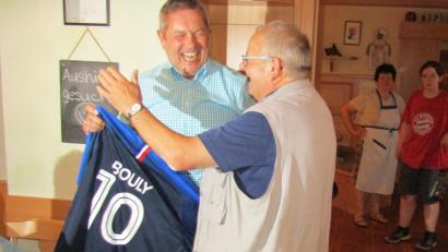 Bild: sck
Die Bürgermeister Joachim Neuß (links) und Serge Bouly beim Trikot-Tausch.