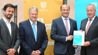 Bild: Stephan Huber
Der Verein Oberpfalz-Marketing setzt das Projekt "Zum Glück (zurück)" um mit dem Förderbescheid von 450000 Euro. Von links: Geschäftsführer Christoph Aschenbrenner, Landrat Richard Reisinger, Finanzminister Albert Füracker und Bezirkstagspräsident Franz Löffler.