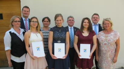 Bild: khg
Die Schule ist geschafft. Im Bild von links: Elternbeiratsvorsitzende Barbara Stübe, Konrektor Peter Großmann, Hannah Lederer (1,3), Lehrerin Barbara Ströll-Seegerer, Lisa Neumann (1,4), Bürgermeister Norbert Bücherl (Freihung), Vanessa Götz (1,5), Bürgermeister Hans-Martin Schertl (Vilseck) und Rektorin Petra Ligensa.