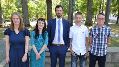 Bild: dob
Noch einmal stellen sich die vier Abschluss-Schüler Leonie Reil (Lückenrieth), Julia Kirchberger (Tännesberg), René Urban (Altenstadt) und Leon Stärk (Vohenstrauß) mit ihrem Klassleiter Christian Strasser (Mitte) zu einem Erinnerungsfoto nach der Abschlussfeier am Sonderpädagogischen Förderzentrum zusammen.