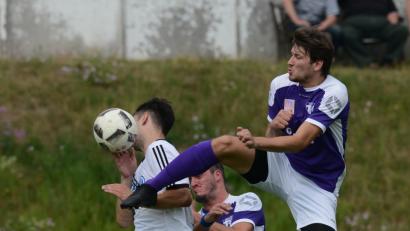 Bild: ham
Der SV Schwarzhofen (links, Christoph Danner) und der TSV Detag Wernberg (rechts, Nicholas Denkewitz) kämpften im ersten Bezirksliga-Saisonspiel mit harten Bandagen.
