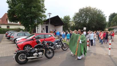 Bild: bsc
Pater Martin segnet die abgestellten Fahrzeuge und bat um Gottes Schutz im täglichen Straßenverkehr.