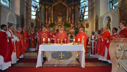 Bild: jr
19 Priester feierten beim Kapiteltag des Dekanates Tirschenreuth einen Festgottesdienst in der Konnersreuther Pfarrkirche St. Laurentius. Hauptzelebranten am Altar waren (von links) Regionaldekan Georg Flierl, Dekan Thomas Vogl und der Konnersreuther Pfarrseelsorger Pater Benedikt Leitmayr.