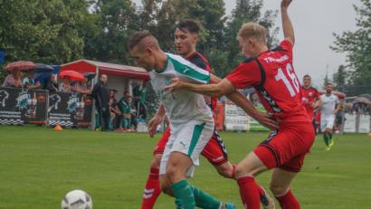 Bild: Dümpert
Marco Seifert, hier gegen Ingo Feser und Steffen Behr (von links), brachte die DJK Gebenbach schon früh in Führung.