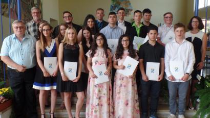 Bild: Brendel, Hubert (BR)
Nick Müller, Kevin Jandl und (Sechster und Fünfter von rechts) sowie Sophia Wolf (vorne, Dritte von links) sind die Klassenbesten der Speichersdorfer Mittelschule. Bürgermeister Manfred Porsch und Schulleiter Werner Leupold (von links) sowie Klassenlehrerin Marion Vogel (rechts) übergeben den 17 Schulabgängern die Zeugnisse.
