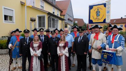 Bild: le
Kreisvorsitzender Heinrich Scheidler ( stehend Dritter von rechts ) war der Flosser Landwehr überaus dankbar für ihre Mitwirkung beim Kirchenzug mit anschließendem Gottesdienst aus Anlass des Quirinfestes.
