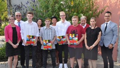 Bild: ak
Stellvertretende Schulleiterin Stefanie Lauter-Seitz (von links), zweiter Bürgermeister Josef Hecht, Martin Panzer, Fachlehrerin Melanie Iadonisi, Dominik Baisi, Förderlehrerin Brigitte Koch, Pascal Goller, Abschlussbester Sebastian Scheidler, Schulleiter Wolfgang Schmidt, Klassenlehrerin Silke Nußstein und Kreisrat Bernhard Söllner.