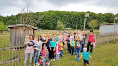 Bild: njn
Viel Spaß haben die Mütter und Eltern der Krabbelgruppe Steinwaldmäuse auf dem Vierseithof der Familie Busch in Mittelmühle. Mit auf dem Bild Leiterin Sabine Schöpf-Schreiber (Vierte von links).