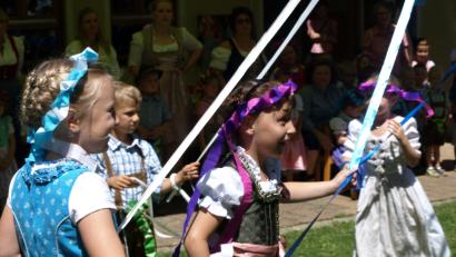 Bild: ct
Dirndl, Lederhosen, selbstgebastelte Kränze und ein Bändertanz: Das Sommerfest der Kita hat ein eindeutiges Motto und die Tänze der Kinder gefallen so, dass sie an der Kirwa nochmal gezeigt werden sollen.