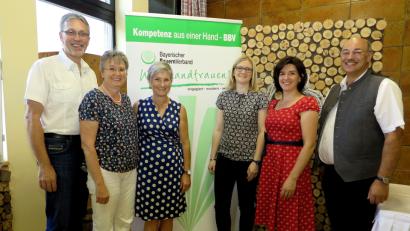 Bild: Hirsch
Anton Zizler, Elisabeth Beer, Dr. Marlene Groitl, Manuela Pronath, Sabine Schindler und Josef Wittmann (von links) sprachen bei der Ortsbäuerinnen-Tagung in Schwarzenfeld.