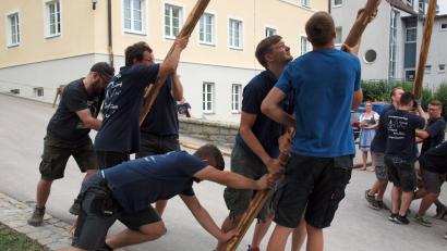 Bild: sön
Armschmalz war beim Baumaufstellen gefragt - und der Schweiß floss in Strömen.