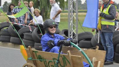 Bild: Wilck
Grünen-Stadträtin Gisela Helgath wagt sich mit einem 70 Jahre alten Leiterwagen auf die Strecke.
