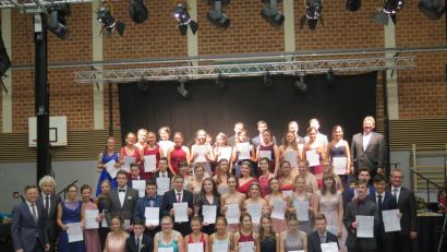 Bild: jzk
Landtagsabgeordneter Tobias Reiß, Landrat Wolfgang Lippert (von links), Bürgermeister Werner Nickl (rechts) und Realschuldirektor German Helgert (hinten rechts) gratulieren den 51 Absolventen mit einer Eins vor dem Komma.