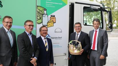 Bild: njn
Der bayerische Staatsminister Franz Josef Pschierer (zweiter von rechts) mit Steinwald-Allianz Geschäftsführer Martin Schmid, Professor Dr. Alexander Pflaum vom Fraunhofer Institut SCS, Steinwald-Allianz-Vorsitzender Hans Donko und MAN-Regionalleiter Martin Zaindl.