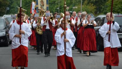 Bild: jr
Angeführt von der Großkonreuther Blaskapelle bewegte sich ein stattlicher Kirchenzug durch Pechbrunn.