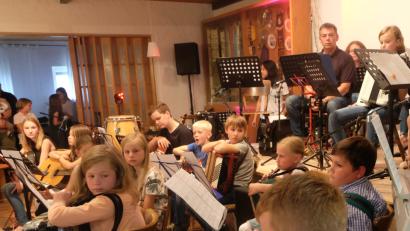 Bild: ohr
Beim Sommerfest der Musikschule Bruckner/Schwarzenfeld zeigten viele junge Akteure ihr Können. Philipp Schönberger (vorne rechts) spielte auf seiner Steirischen unter anderem „Mir san vom Woild dahoam“.