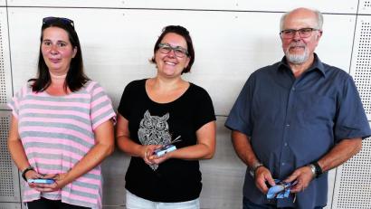 Bild: wbe
Schulleiter Peter Plößl an der Jahn-Grundschule bedankte sich bei den Schulweghelfern (von links) Nicole Borek, Melanie Färber und Manfred Scharnagel für ihre Zuverlässigkeit und Pünktlichkeit, mit der sie bei Wind und Wetter dieses wichtige Ehrenamt ausüben.