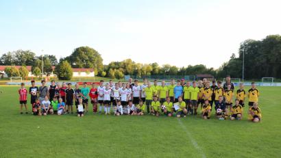 Bild: rpp
Die Teilnehmer stellen sich am Ende des D-Jugend-Turniers des TSV 1960 Kastl zum Gruppenbild auf.