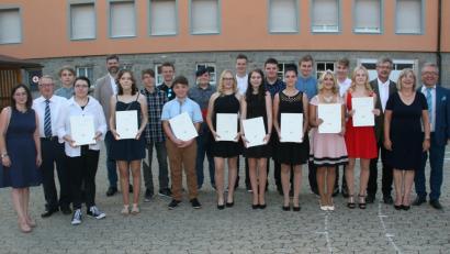Bild: wro
„Time to say good bye“ spielten das Violinduo Maria und Theresa, danach wurden die Zeugnisse an die Schüler verteilt. Es gratulierten Wiesaus Bürgermeister Toni Dutz, Schulleiterin Andrea Schiml und Fuchsmühls Gemeindeoberhaupt Wolfgang Braun (von rechts) sowie Wiesaus 2. Bürgermeister Fritz Holm (Zweiter von links).