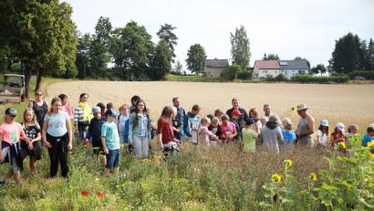 Bild: njn
Einen Ausflug auf die Felder von Landwirt Karl Nikol machen die vierten Klassen im Unterricht auf Einladung des Bayerischen Bauernverbandes.