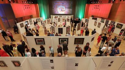 Bild: Wolfgang Steinbacher
Hundertwasser aus der Luft gesehen. Weil der Künstler gerade Linien partout nicht ausstehen konnte, hängen seine Bilder im ACC nun in einer lockeren Spiralform. Das Publikum findet sich trotzdem zurecht.