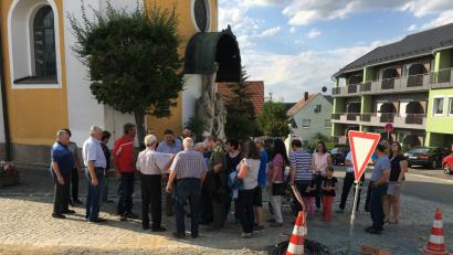 Bild: gra
Die Neuhauser CSU sieht sich vor Ort die Baustelle "Marktpodest" an.