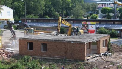 Bild: exb
Der Abriss erzeugt Raum für einen Neubau am Landratsamt..