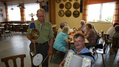 Bild: bjp
Ein harmonisches Duo gaben Akkordeonist Manfred Wilfling und Bruno Primann mit der Teufelsgeige beim Landvolk-Sommerfest in Preißach ab.