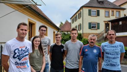 Bild: fdl
Die Vertreter der Ministranten und der Jugendabteilung der DJK Ehenfeld-Massenricht freuen sich über die Spende der Alten Herren, übergeben von Georg Kustner (Zweiter von rechts).