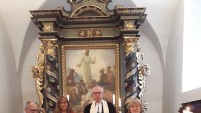 Bild: exb
Die evangelische Kirchengemeinde verabschiedete Lektorin Christina Mücke (rechts) und Friedhofsgärtner Dieter Wirbs (links).