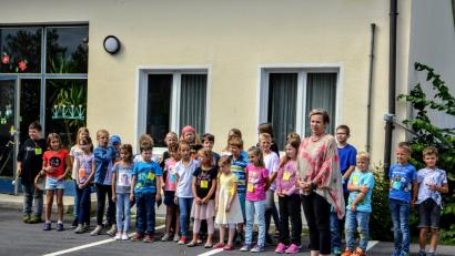 Bild: fdl
Konrektorin Susanne Kasberger und die Schüler begrüßen die vielen Gäste beim Tag der offenen Tür.