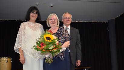 Bild: bnr
Die Studienrätin Gerda Bayer (Mitte) gehörte 38 Jahre zum Kollegium der Realschule. Jetzt verabschiedeten sie die Schulleiterin Hannelore Reil-Heining und Konrektor Johann Vollath in den Ruhestand.