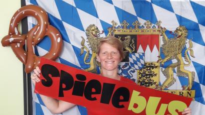 Bild: Landratsamt
Maxl, der Spielebus des Landkreises, will heuer seinem Namen alle Ehre machen und gibt sich als ein Bayer vom alten Schlag.