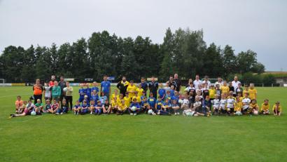 Bild: ak
Acht Mannschaften spielen bei den E-Junioren um den Sommercup des SV Kulmain. Am Ende nimmt die Mannschaft aus Hof die Trophäe mit nach Hause.