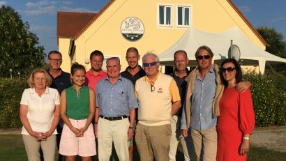 Bild: Herbert Bäuml/exb
Die erfolgreichsten Teilnehmer des Turniers um den Preis des Pro zusammen mit Präsident Wolfgang Ries (Vierter von rechts).