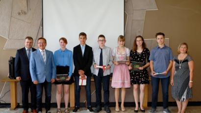 Bild: njn
Die besten Abschlussschüler erhielten neben ihren Zeugnis ein Buchgeschenk. (von links) Vanessa Sammeth, Moritz Stangl, Benedikt Hutzler, Johanna Meierhöfer, Magdalena Melzner und Tim Melzner. Mit auf dem Bild (von links) Bürgermeister Karlheinz Budnik aus Windischeschenbach, Bürgermeister Hans Donko sowie Konrektorin Beate Koch (rechts).