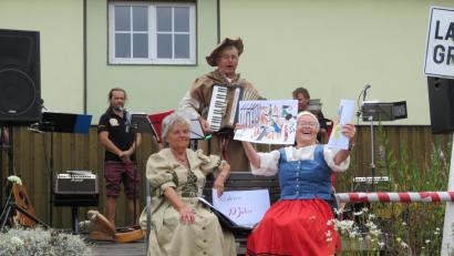 Bild: ubb
Magdalena Keilhauer (links) hörte gerne zu, als das Moritaten-Duo Kurt Weiß und Renate Bartonitschek witzig-charmant aus zehn Jahren Vereinsleben erzählten.