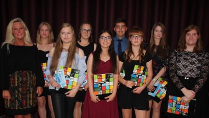 Bild: kro
Die Besten der Mittelschule: Von links Schulleiterin Claudia Strobel-Dietrich, Sarah Fürst, Teresa Zeitler, Annika Männer, Ilayda Terzi, Maximilian Frank, Francin Haberkorn, Theresa Greger und Barbara Burger.