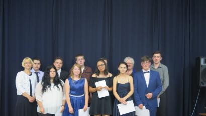 Bild: jzk
Rektorin Christine Wiesend (links) und Fachberaterin Christiana Zaglmann (hinten, Dritte von rechts) danken den scheidenden Schulbuslotsen Johannes Meyer, Jasmina Denni, Lukas Krapf, Vanessa Prechtl, Lucas Janisch, Matthias Reindl, Stella-Monique Landgraf, Nathalie Heser, Jakob Scherm, Kevin Rupprecht.